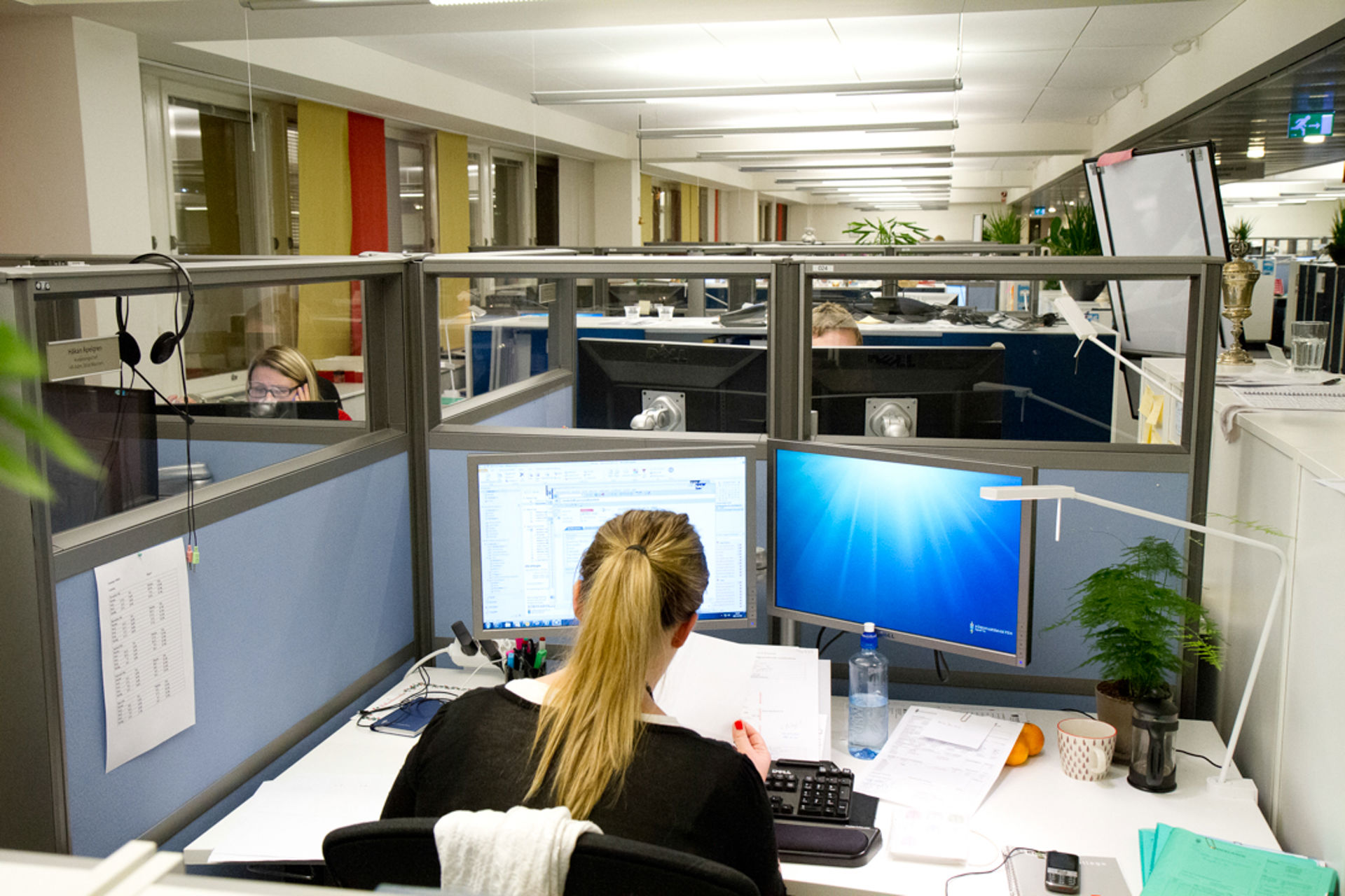 kontorslandskap med personer som jobbar