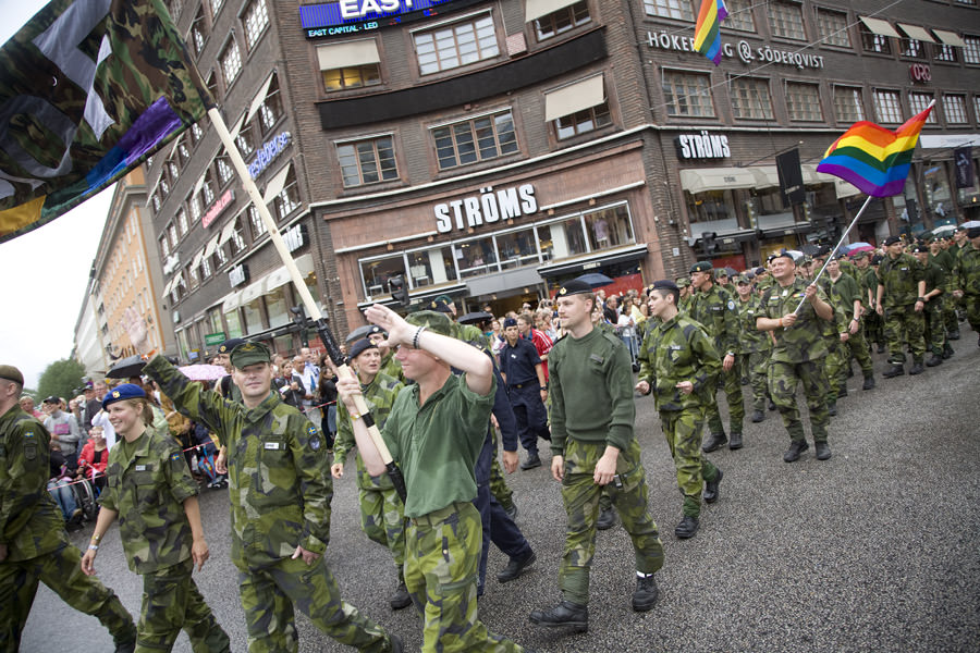 Första Prideparaden I Uniform Försvarsmakten