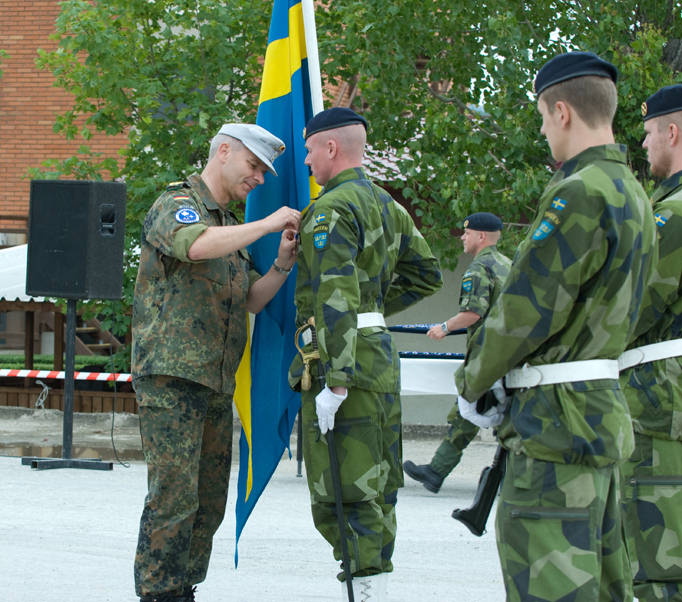 Chefen för KFOR medaljerar den svenska kontingenten i Kosovo -  Försvarsmakten